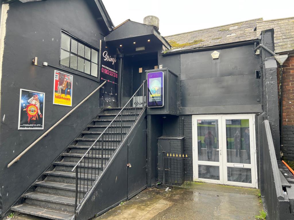 Lot: 34 - FREEHOLD COMMERCIAL INVESTMENT - Front Entrance of Commercial Investment Opportunity in Newport, Isle of Wight